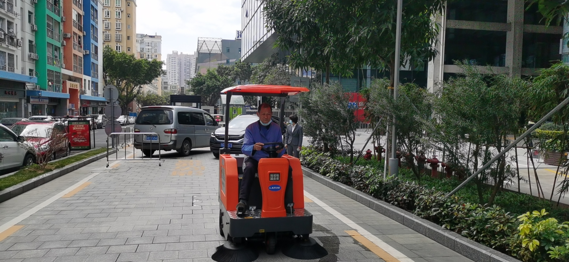 物业小区道路应如何选择扫地机(图1)